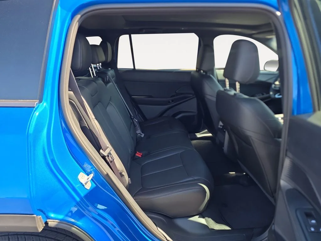New 2026 Hydro Blue Pearl-Coat Exterior Paint Jeep Limited image 12