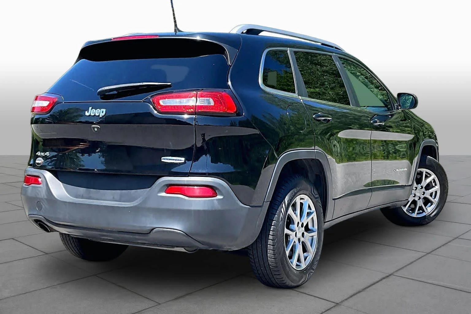 Used 2018 Diamond Black Crystal Pearlcoat Jeep Latitude Plus image 13