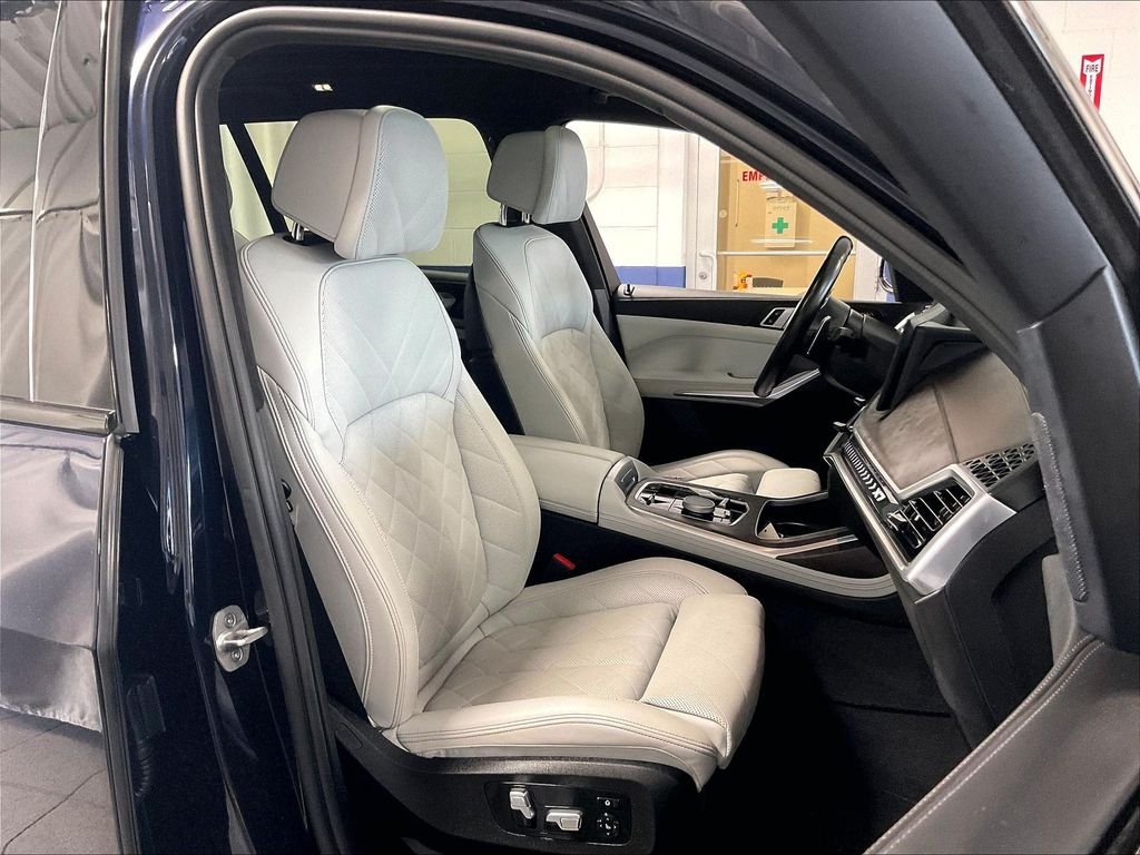 Used 2023 Black BMW xDrive40i image 11