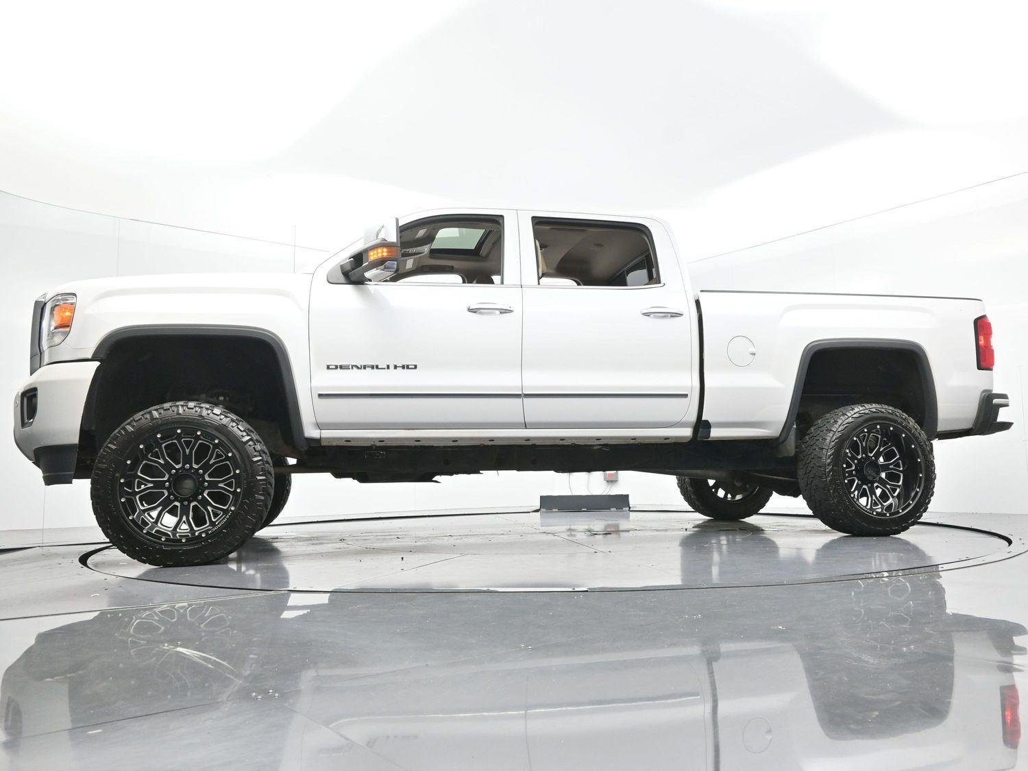 Used 2019 White Frost Tricoat GMC Denali image 47