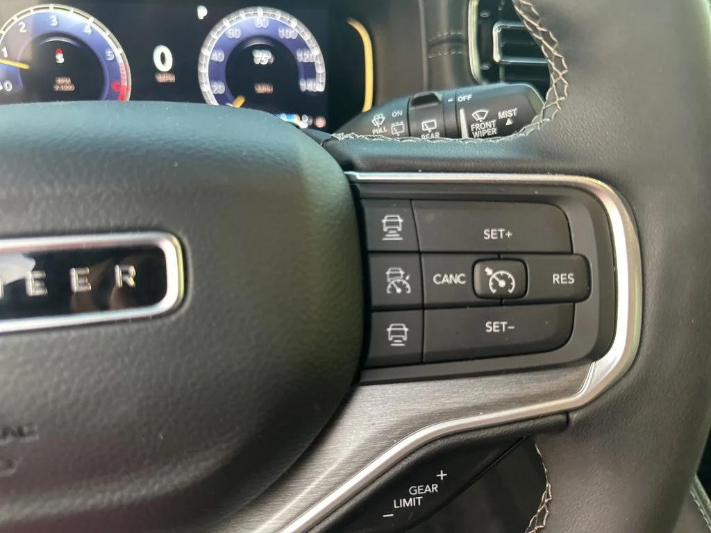 Used 2025 White Jeep Base image 13