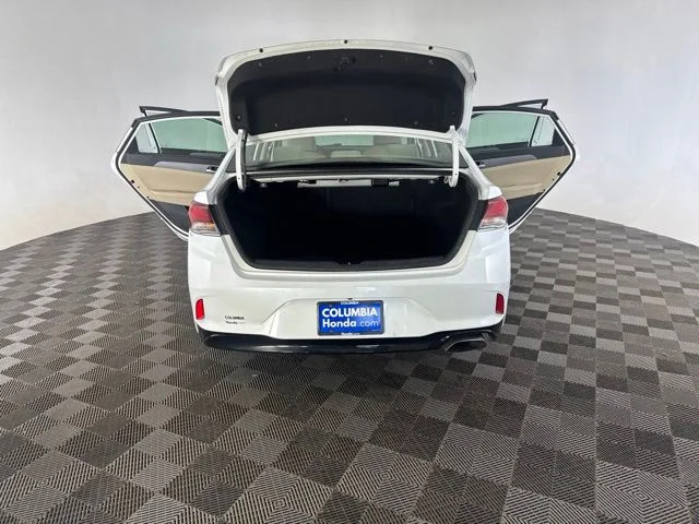 Used 2019 White Hyundai SE image 18