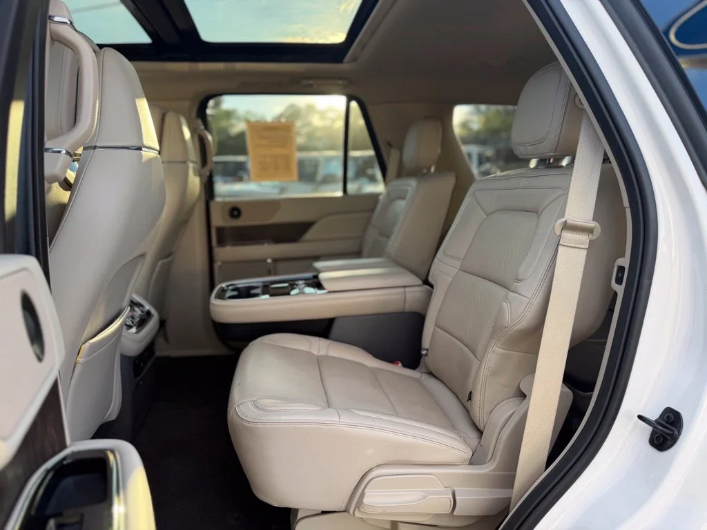 Used 2019 White Lincoln Reserve image 25