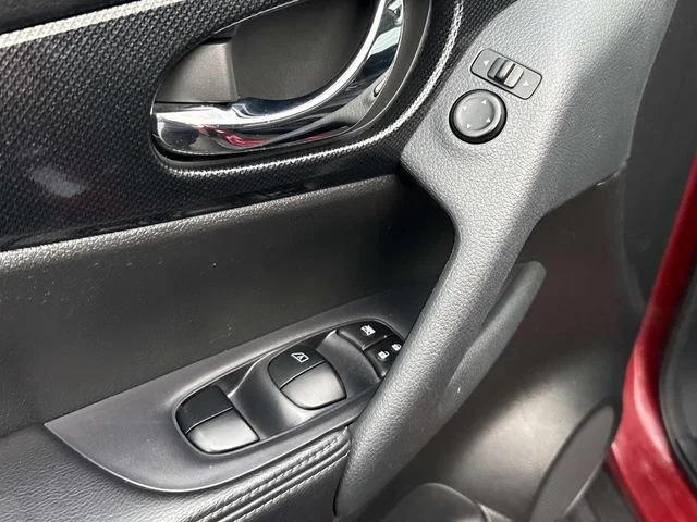 Used 2015 Red Nissan SL image 26