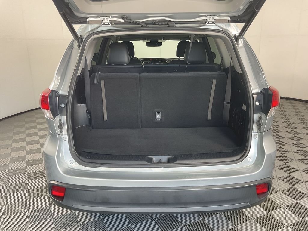 Used 2017 Silver Toyota XLE image 27