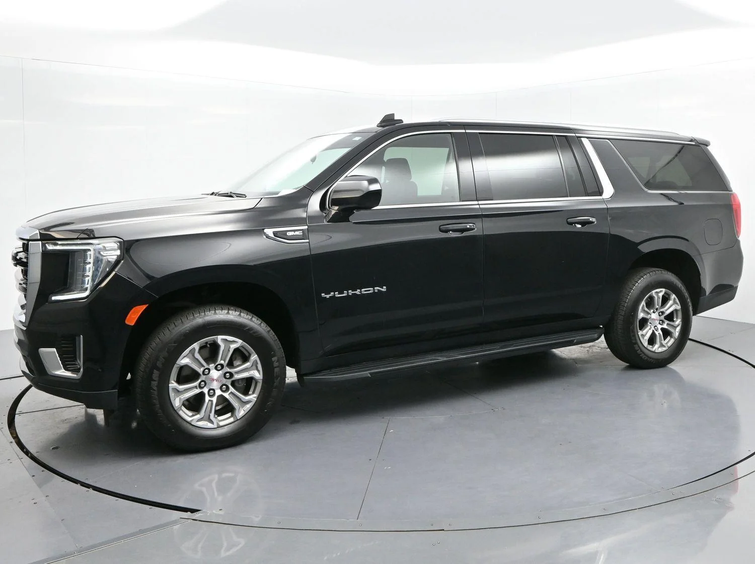 Used 2023 Onyx Black GMC SLE image 3