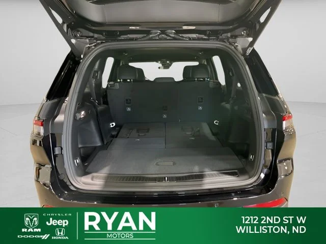 New 2026 Diamond Black Crystal Pearl-Coat Exterior Paint Jeep Laredo image 33