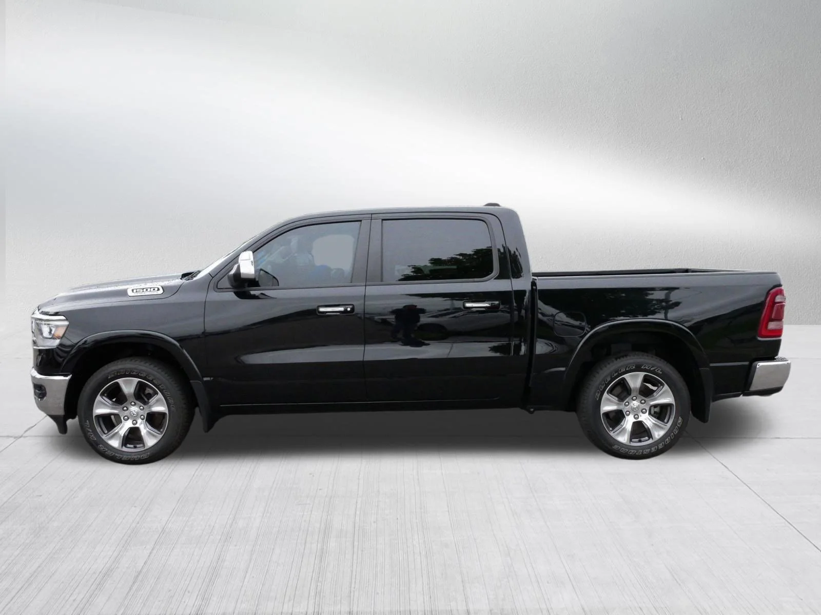 Used 2022 Diamond Black Crystal Pearlcoat Ram Laramie image 4