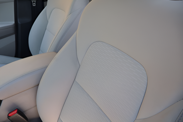 Used 2020 Silver Hyundai SE image 13