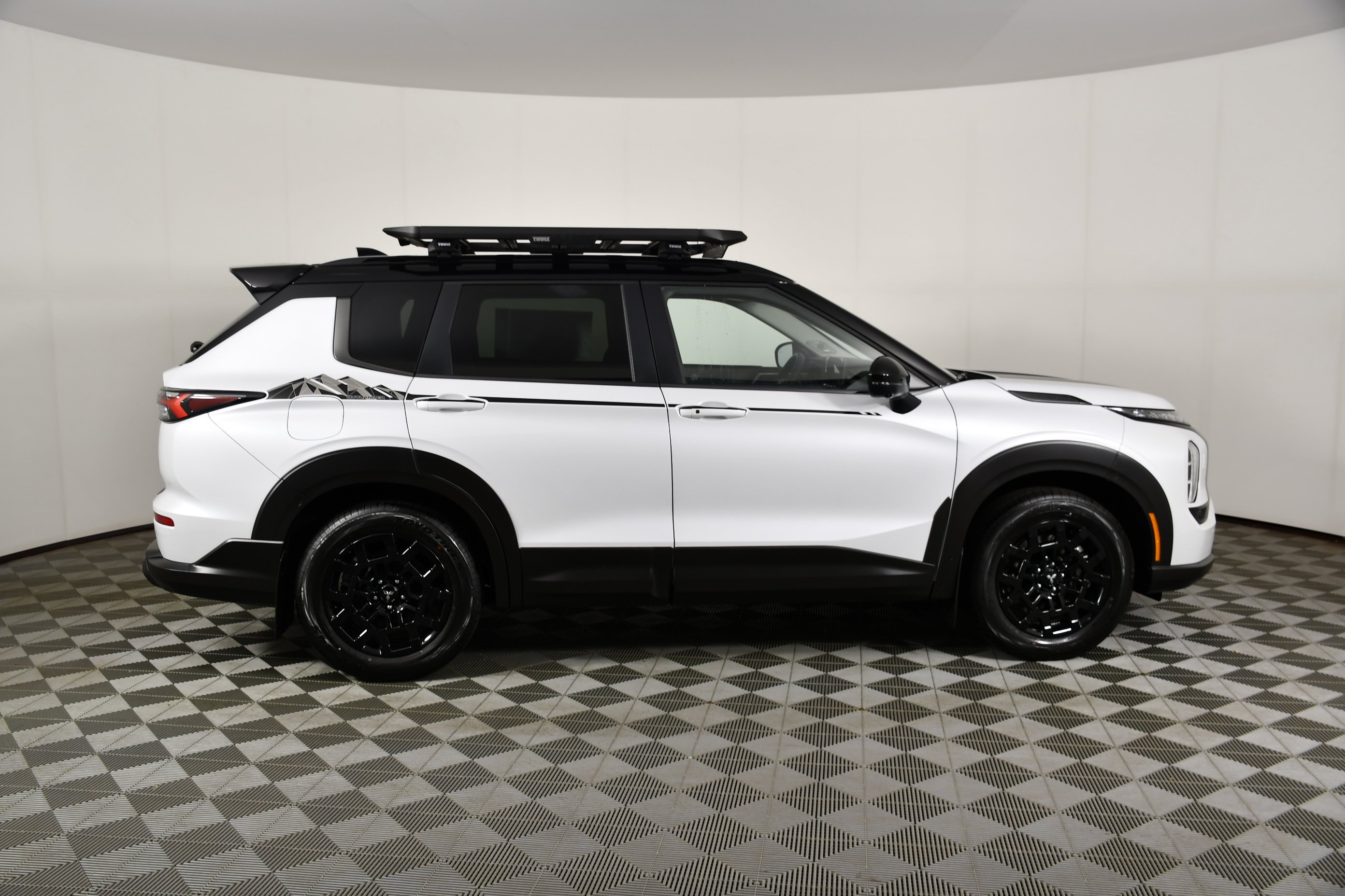 New 2026 White Diamond/Black Roof Mitsubishi Trail Edition image 5
