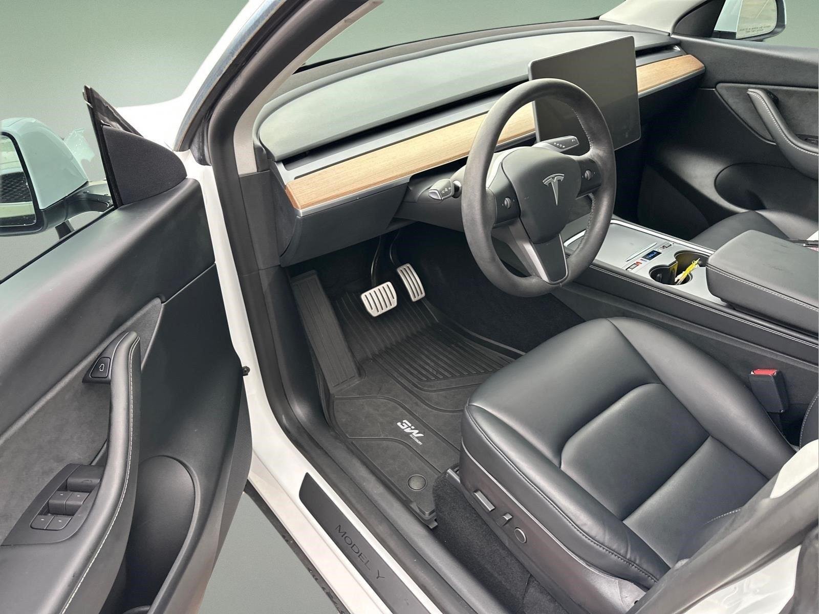 Used 2022 Pearl White Multi-Coat Tesla Performance image 13