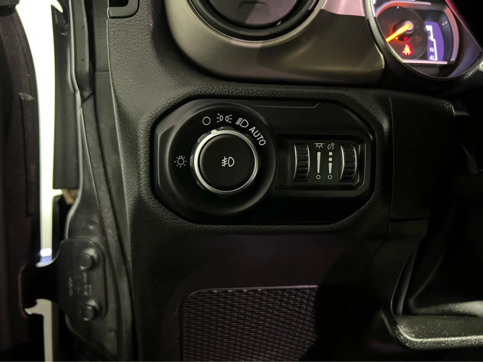 Used 2019 Granite Crystal Metallic Clearcoat Jeep Sport S image 19