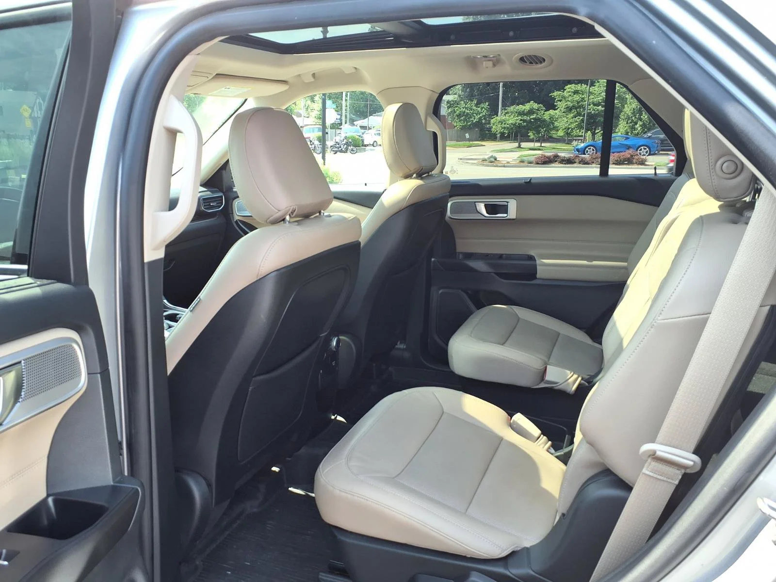 Used 2020 Silver Metallic Ford Limited image 24
