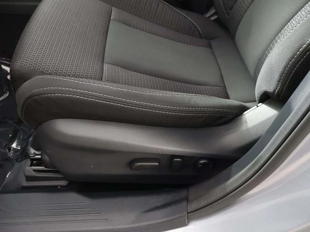 Used 2025 Ice Silver Metallic Subaru Premium image 28