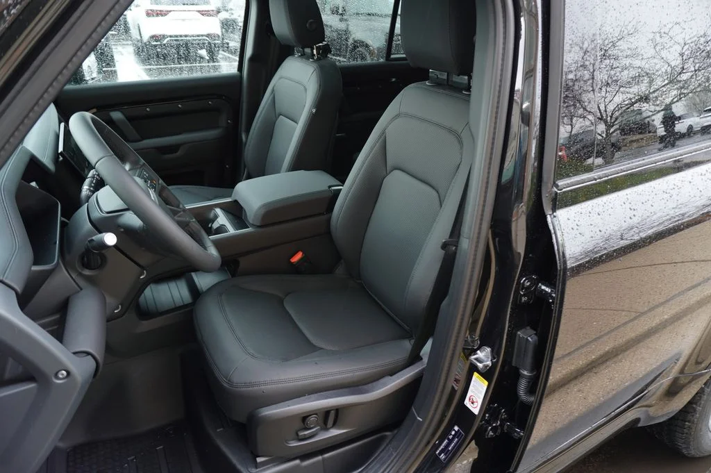 New 2026 Santorini Black Land Rover X-Dynamic SE image 14