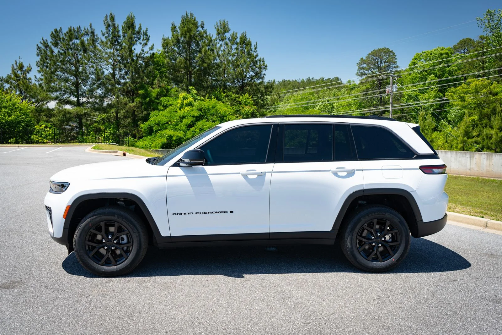 New 2026 Bright White Clear-Coat Exterior Paint Jeep Altitude image 5