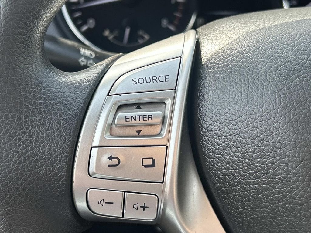 Used 2015 Silver Nissan SV image 21