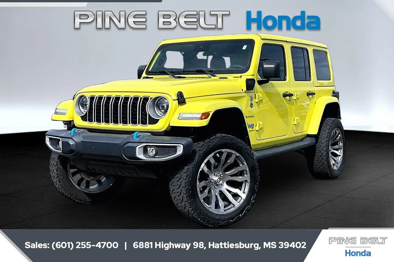 Used 2024 High Velocity Clearcoat Jeep Sahara image 10