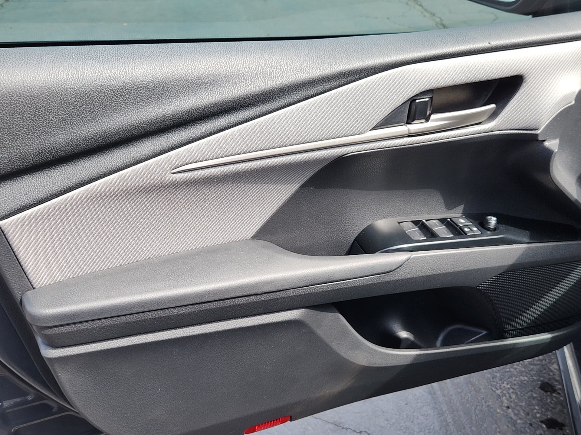 2025 Toyota Camry SE - Photo 8