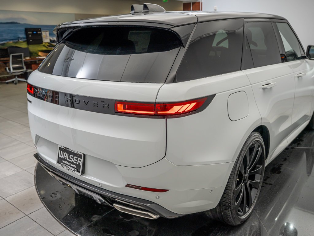 New 2026 Fuji White Land Rover Dynamic SE image 15