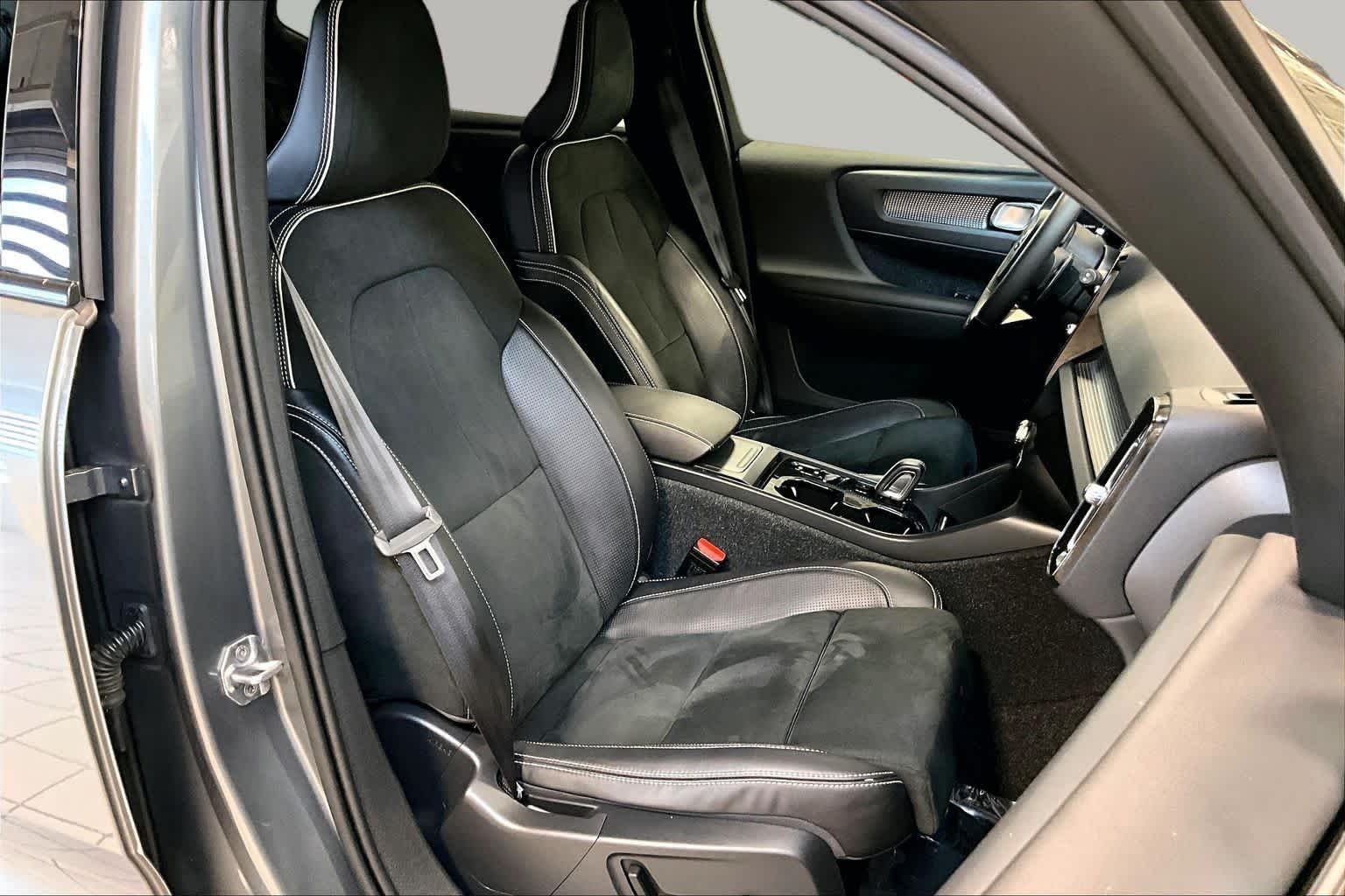 Pre-Owned 2019 Volvo XC40 R-Design
