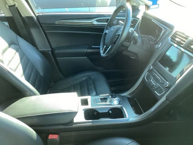 Used 2017 Shadow Black Ford SE image 17