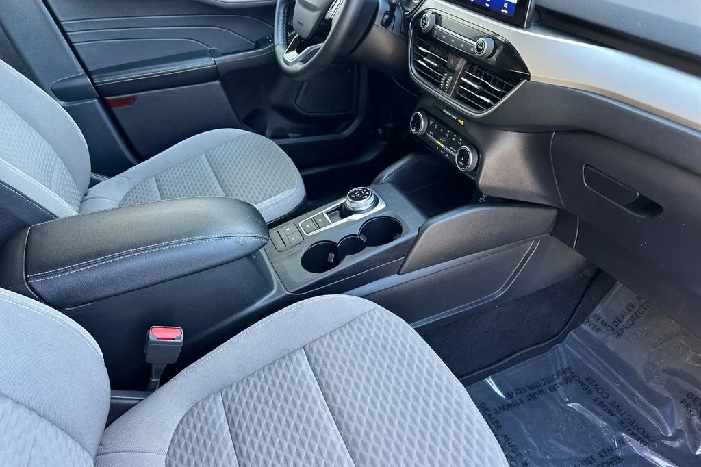 Used 2022 Black Ford SE image 18
