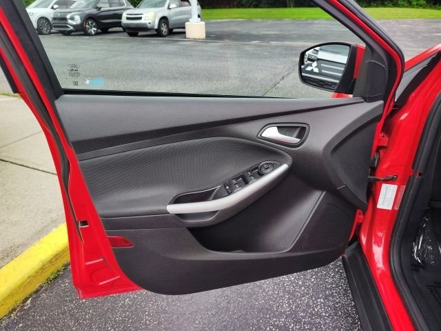 Used 2014 Red Ford SE image 10