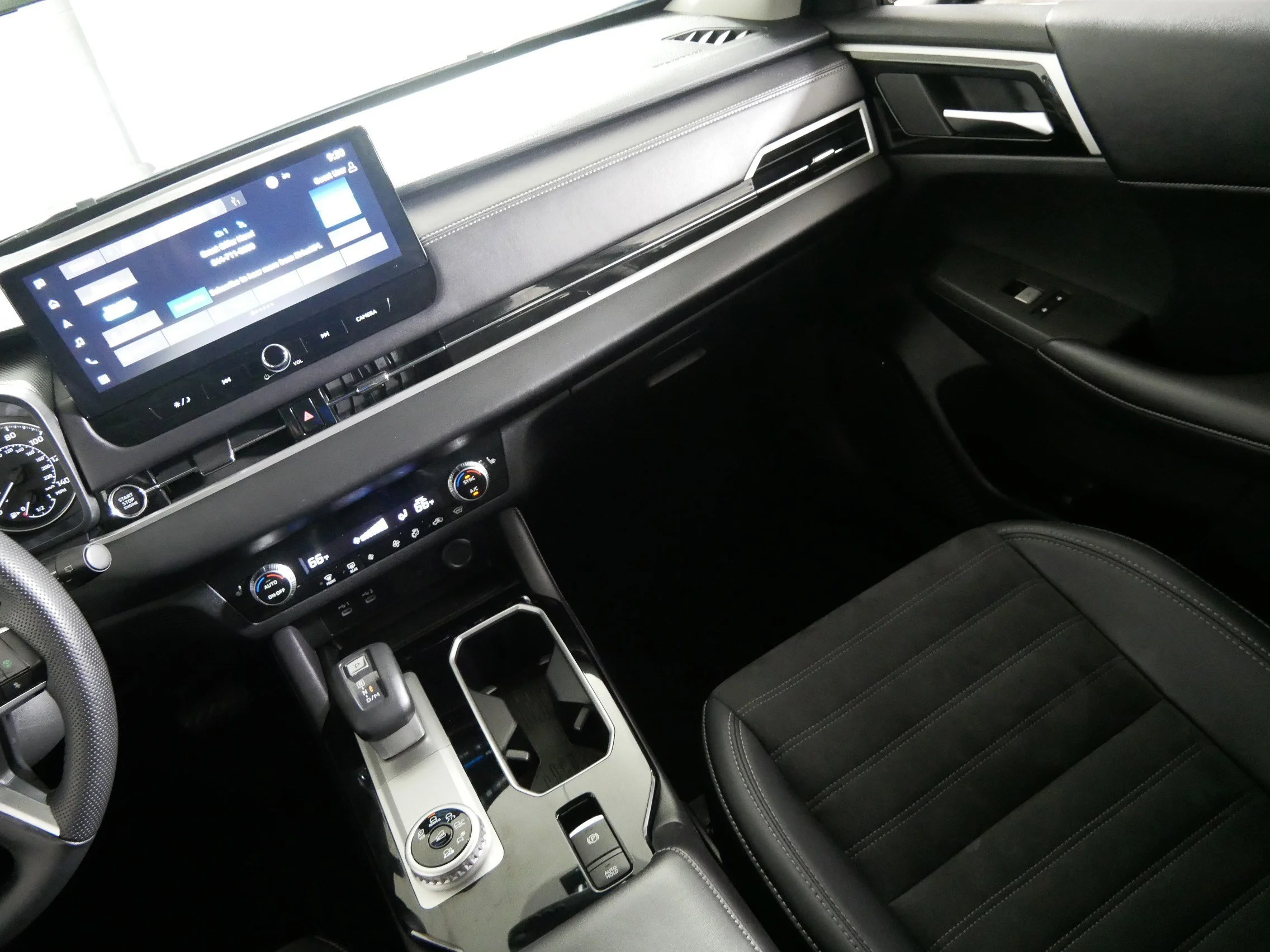 Used 2025 Labrador Black Pearl Mitsubishi SE image 11