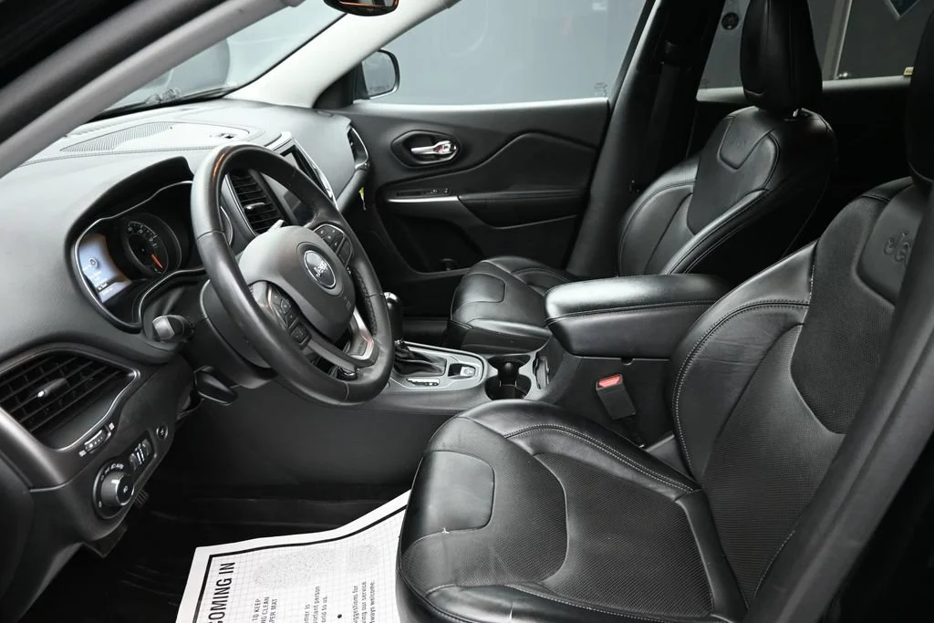 Used 2022 Black Jeep Latitude Lux image 11