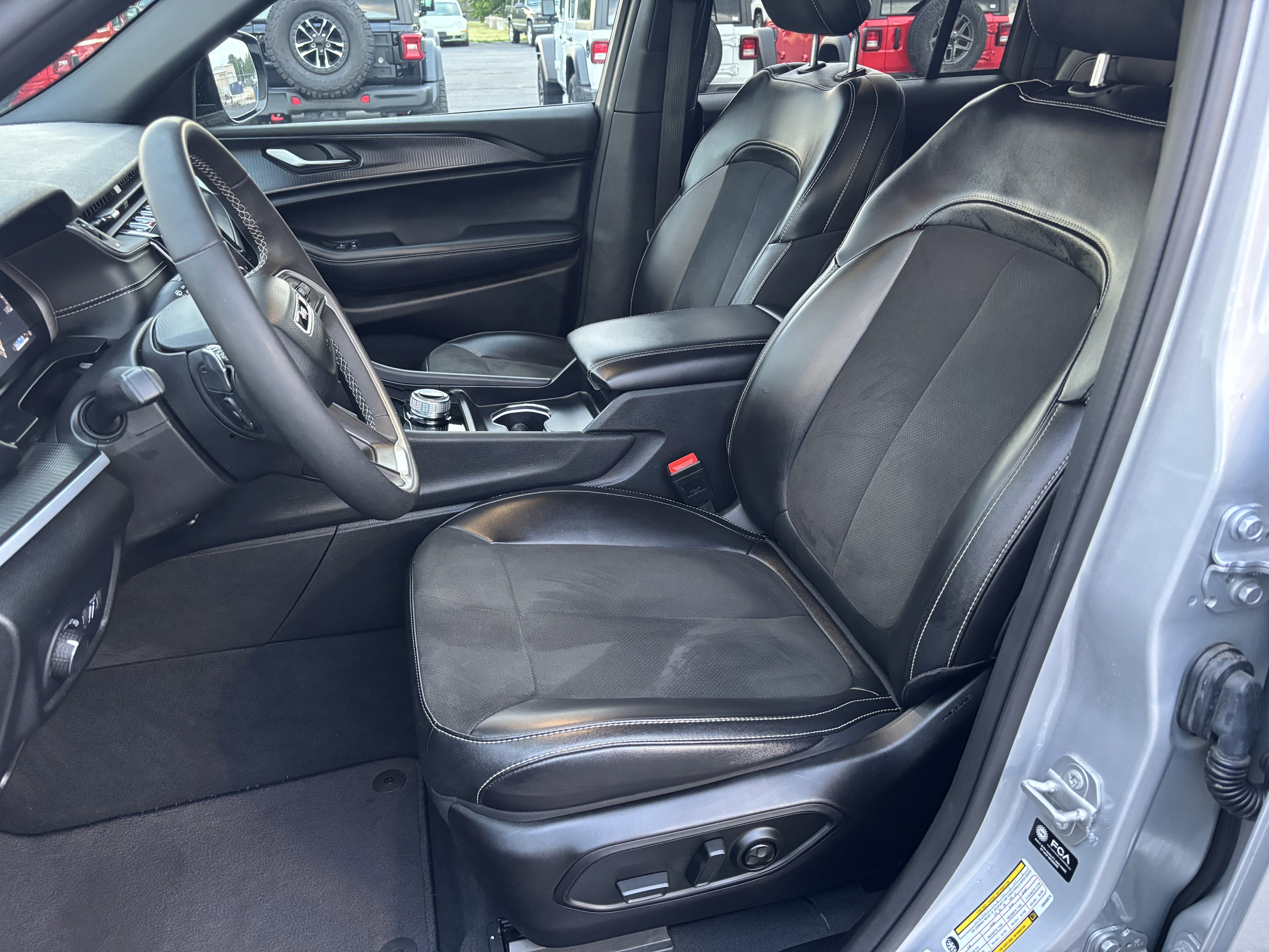 Used 2025 Silver Zynith Jeep Altitude image 9