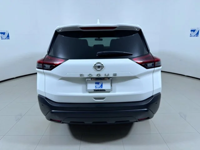 Used 2021 White Nissan S image 17