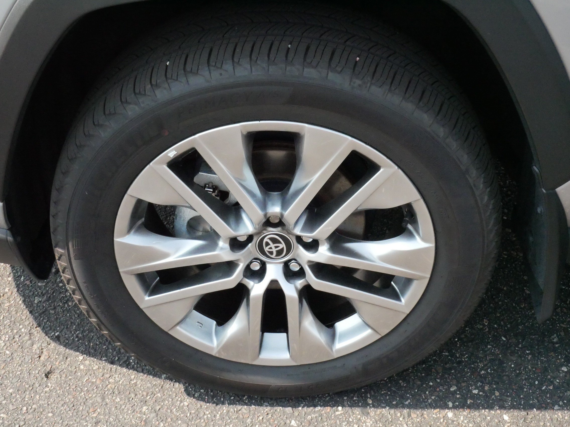 Certified Used 2025 SILVER SKY METALLIC Toyota XLE Premium image 15