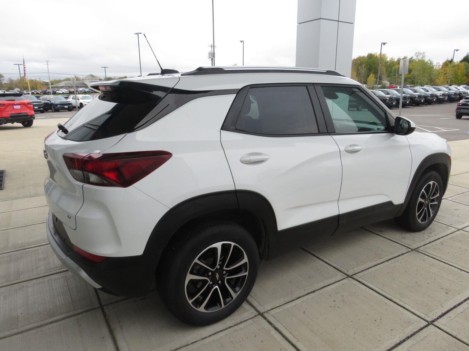 Used 2024 Summit White Chevrolet LT image 13