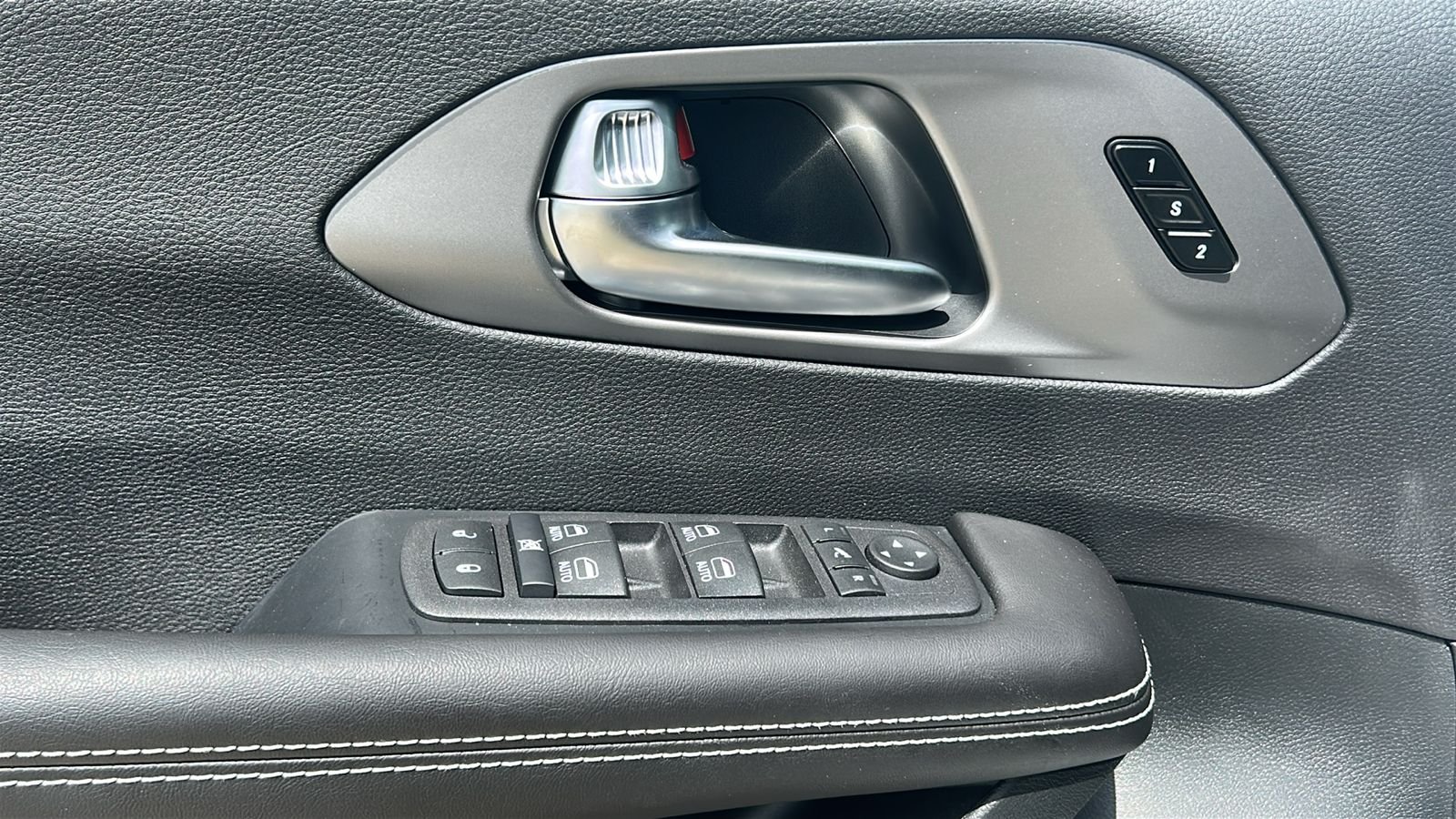 New 2027 Bright White Clear-Coat Exterior Paint Chrysler Limited image 19