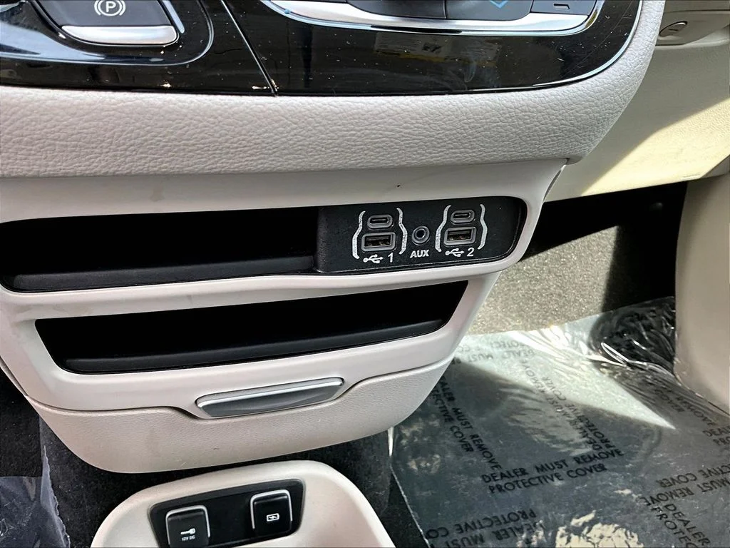 Used 2021 Bright White Clearcoat Chrysler Touring L image 28