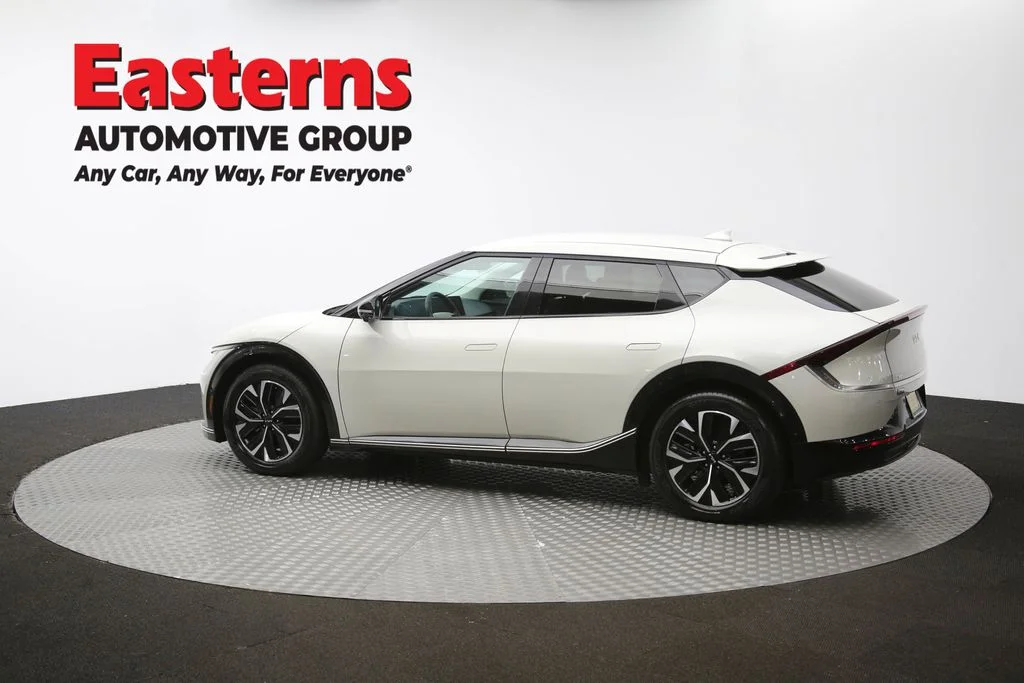Used 2022 White Kia Wind image 64