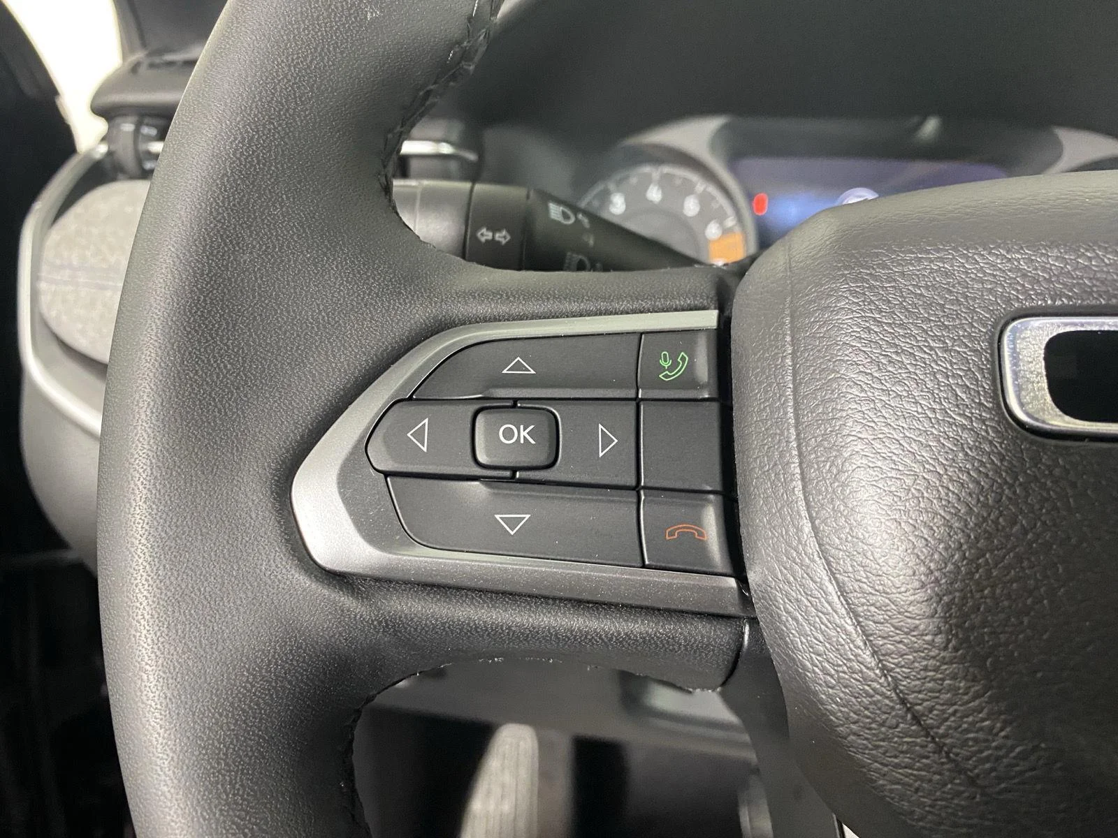 Used 2023 Diamond Black Crystal Pearlcoat Jeep Latitude image 17