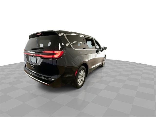 2026 Chrysler Pacifica Select, photo 9 of 12