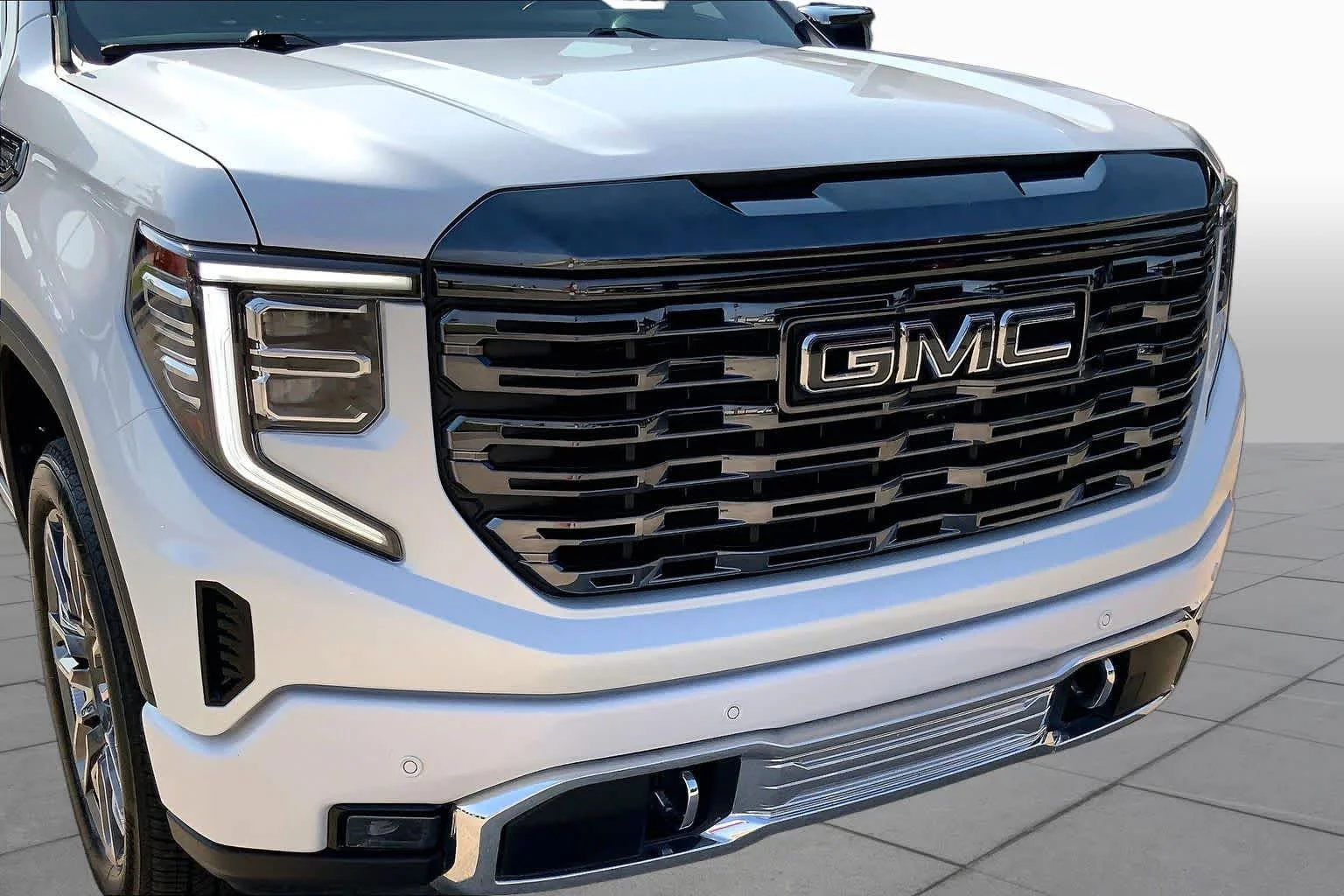 Used 2024 White Frost Tricoat GMC Denali Ultimate image 29