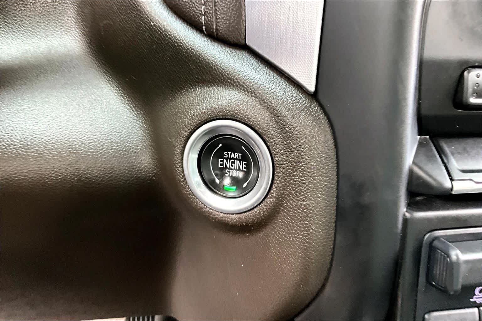 Used 2020 White Frost Tricoat GMC SLT image 35