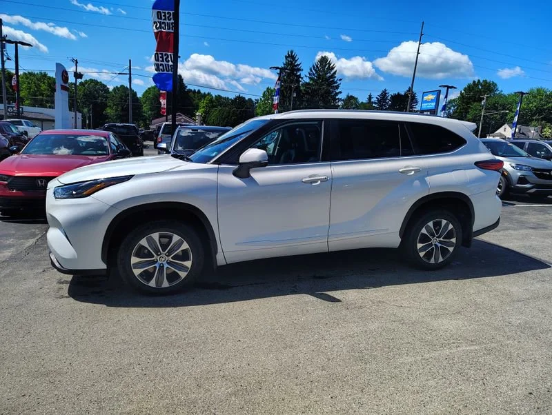 Used 2023 Off-white Toyota XLE image 8