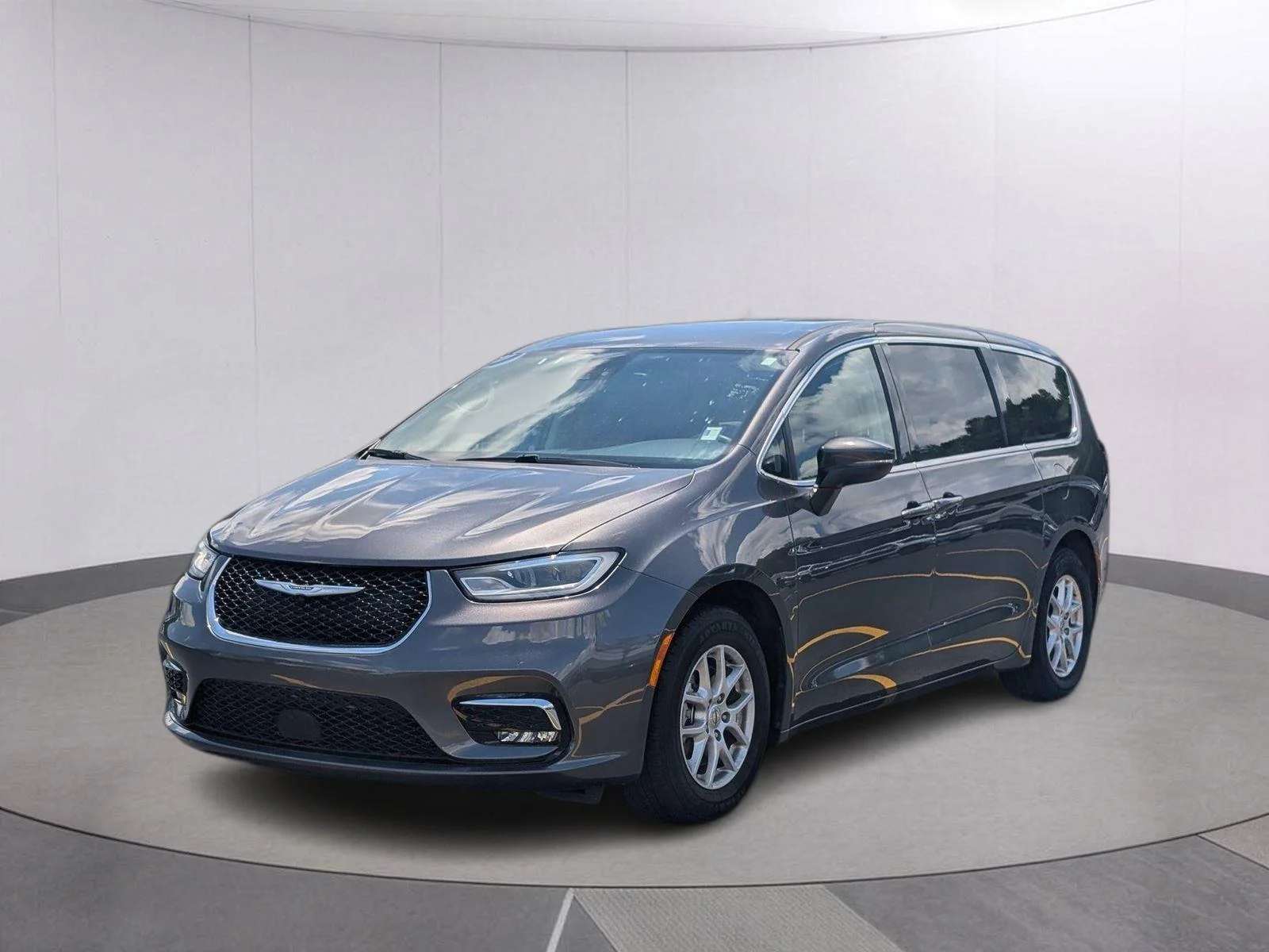 Used 2023 Granite Crystal Metallic Clearcoat Chrysler Touring L image 1