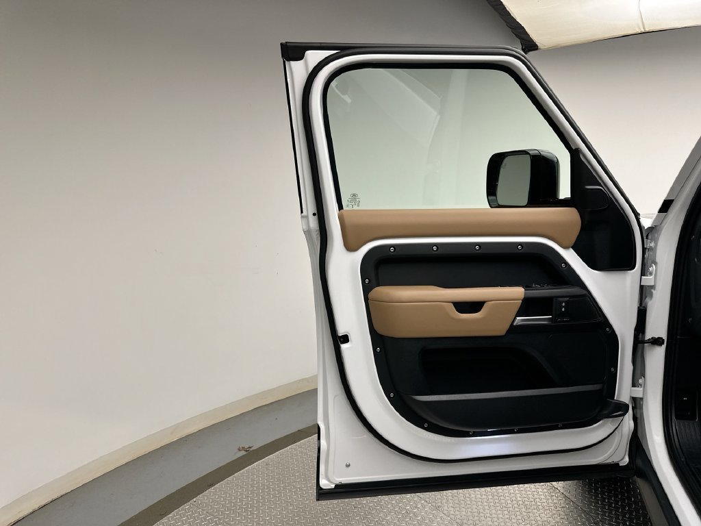 New 2026 Fuji White Land Rover S image 9