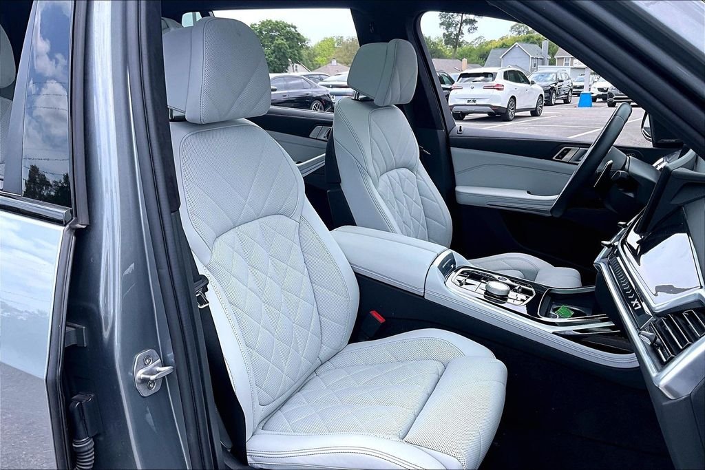Used 2023 Gray BMW xDrive40i image 29