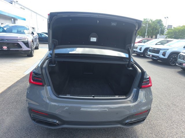 Used 2022 Gray BMW 750i xDrive image 32