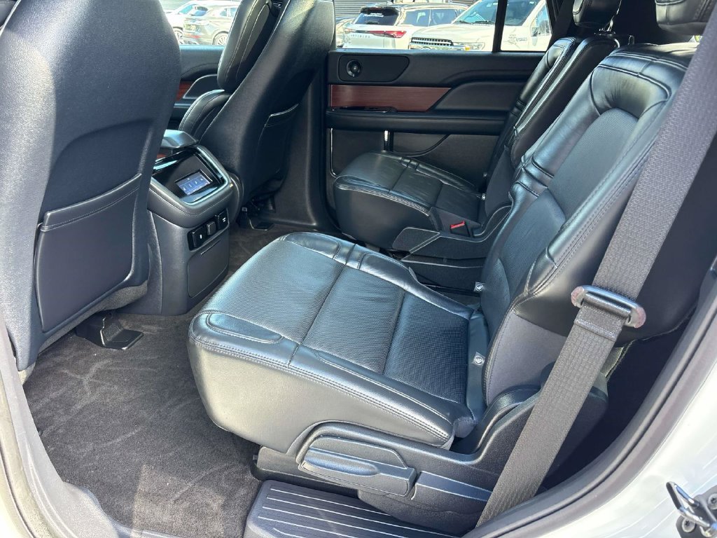Used 2022 White Lincoln Reserve image 14