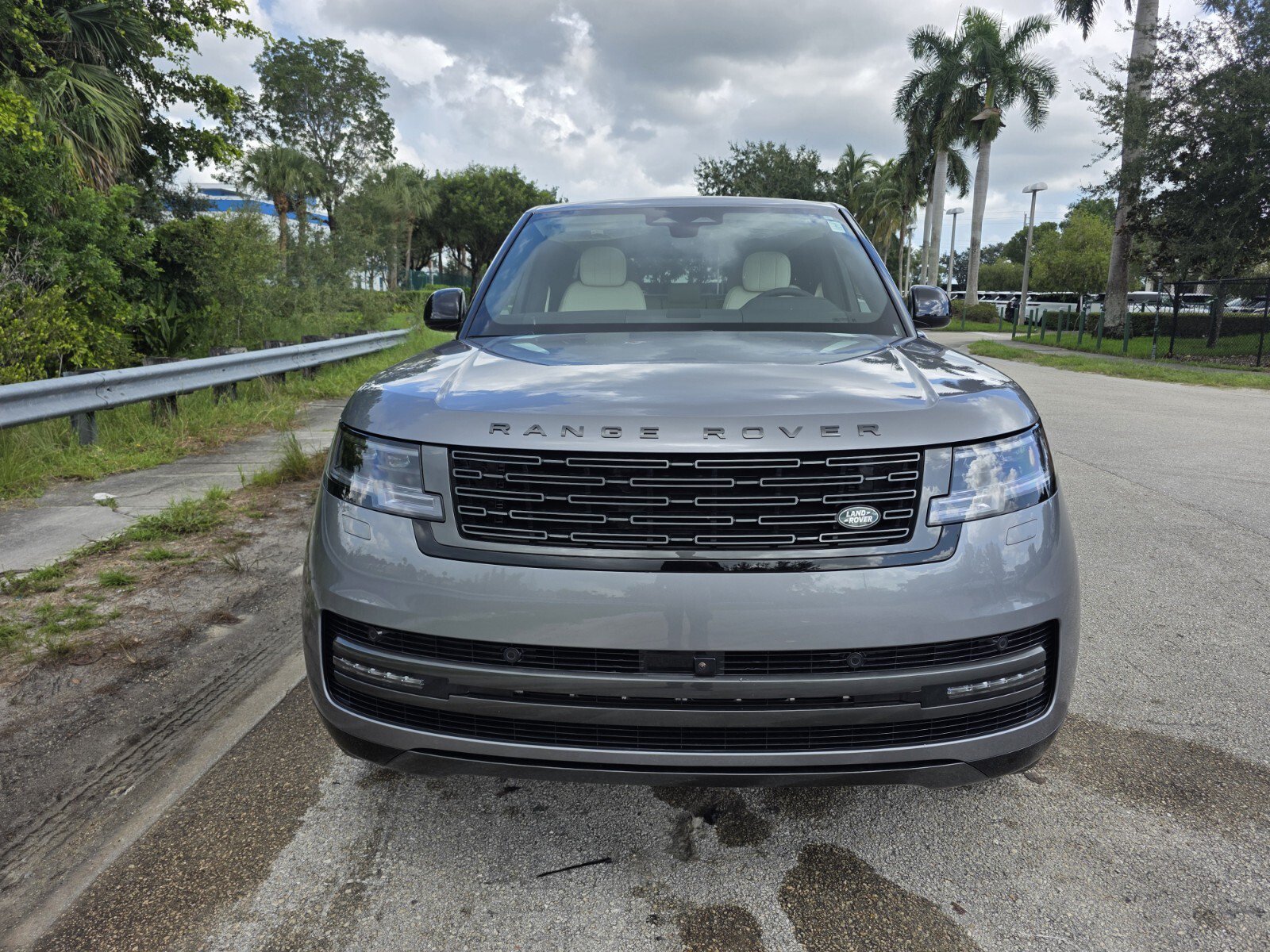 New 2027 Eiger Grey Land Rover P400 SE image 8
