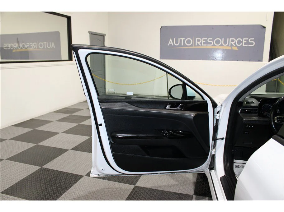 Used 2024 Glacial White Pearl Kia EX image 11