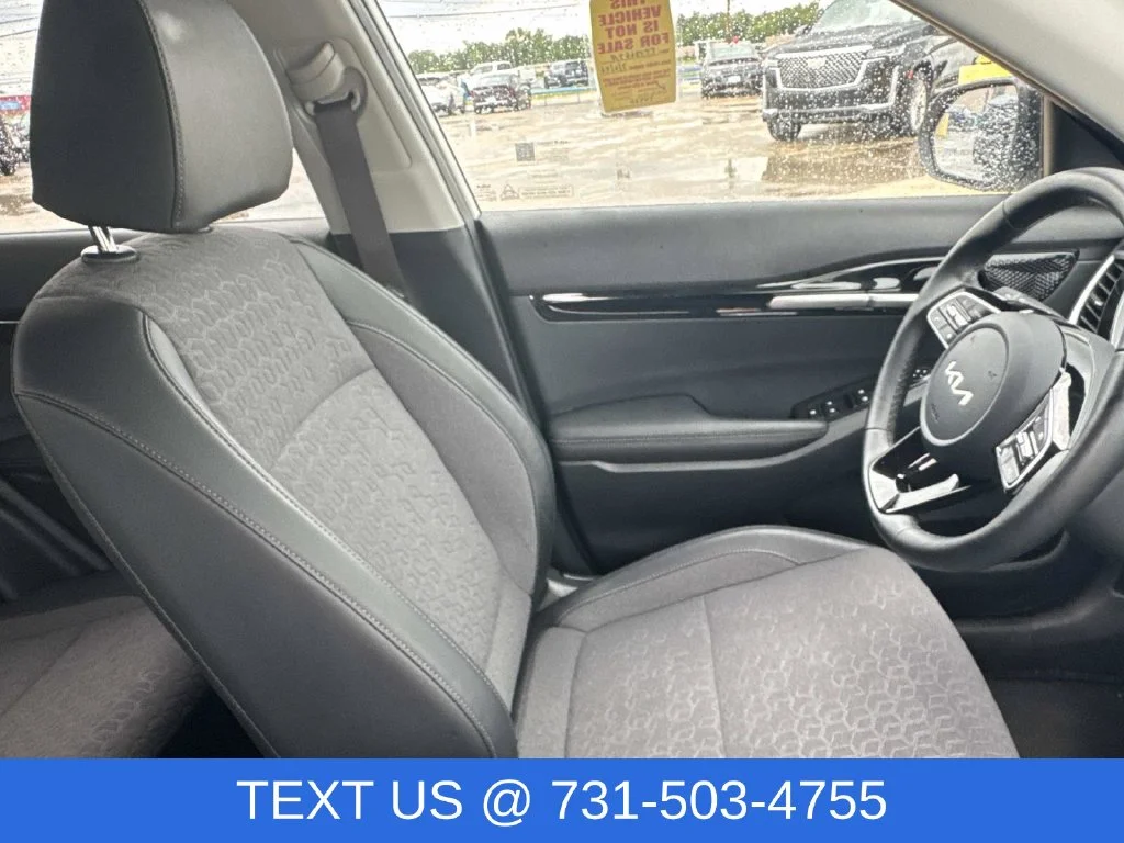 Used 2025 White Kia S image 22